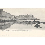 Antibes - La Plage,les Remparts et Le Château Grimaldi